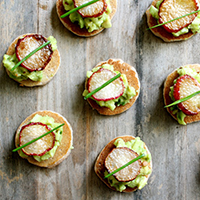 Blinis avocat, pommes, radis fris et ciboulette